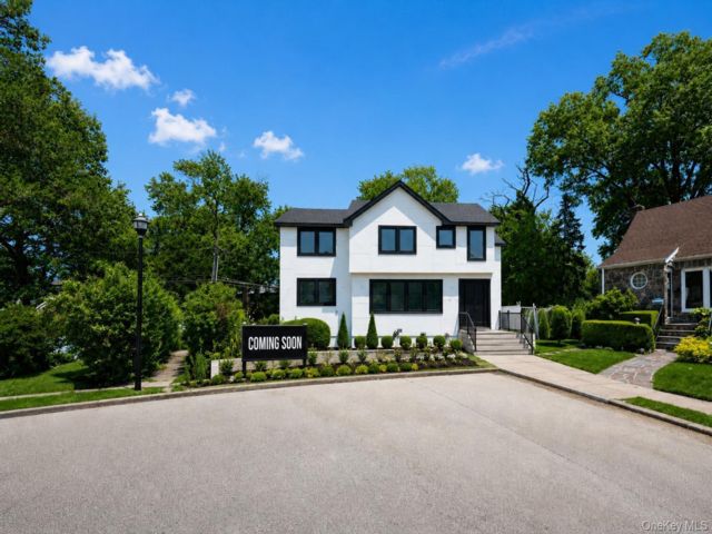  5 BR,  3.00 BTH &nbsp;Colonial style home in Valley Stream
