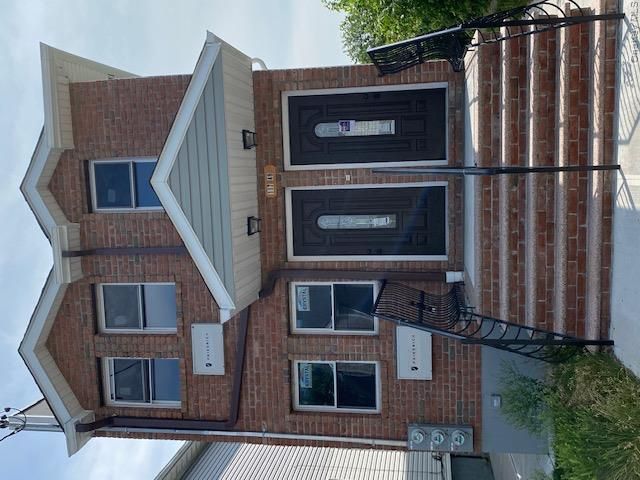  3 BR,  2.00 BTH &nbsp;Colonial style home in Jamaica