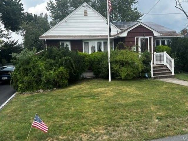  3 BR,  1.00 BTH &nbsp;Estate style home in Lindenhurst