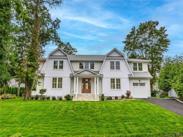  4 BR,  4.00 BTH &nbsp;Colonial style home in Northport