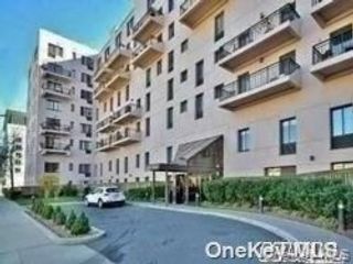  1 BR,  1.00 BTH &nbsp;Mid rise style home in Long Beach