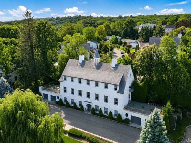 7 BR,  6.00 BTH &nbsp;Colonial style home in Stapleton