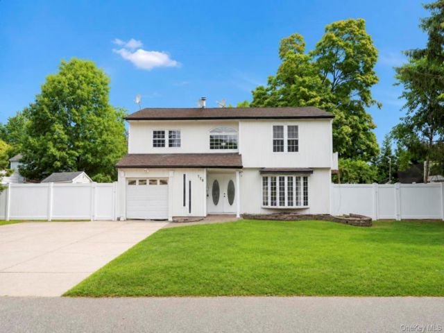 4 BR,  4.00 BTH &nbsp;Colonial style home in West Babylon