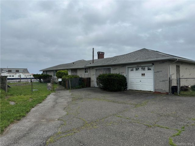  3 BR,  3.00 BTH &nbsp;Ranch style home in Patchogue