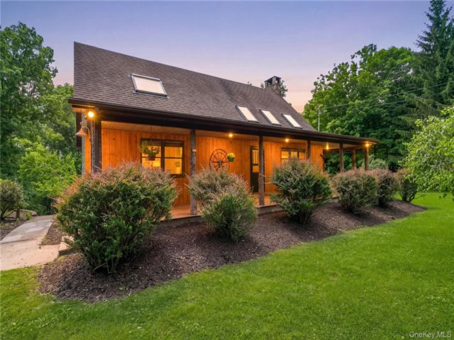  5 BR,  3.00 BTH &nbsp;Cabin style home in Pine Bush