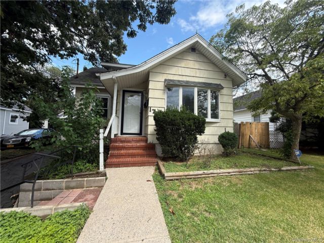 3 BR,  1.00 BTH &nbsp;Exp cape style home in Freeport