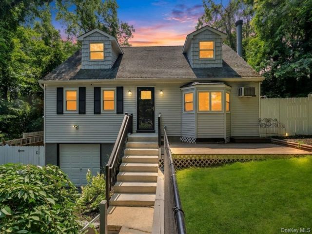  4 BR,  2.00 BTH &nbsp;Cape cod style home in Sound Beach