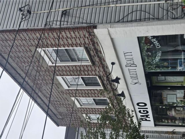 2 BR,  1.00 BTH &nbsp;Includes legal  style home in Oyster Bay