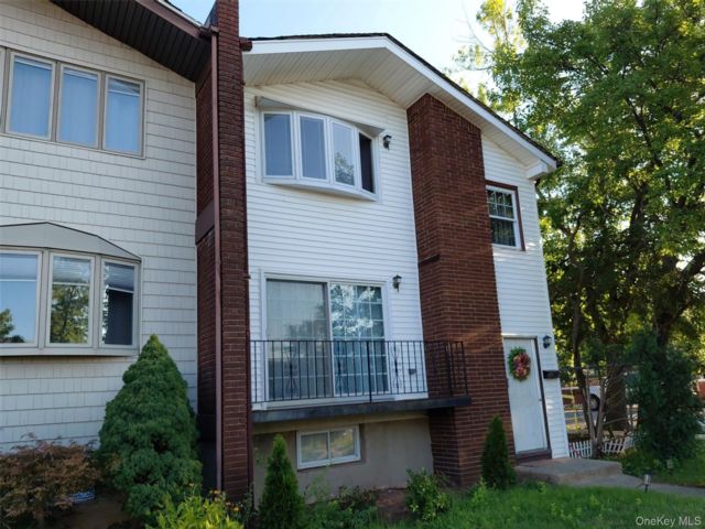  3 BR,  3.00 BTH &nbsp;House style home in Great Kills