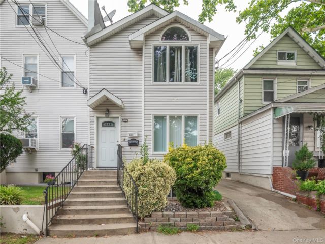  2 BR,  2.00 BTH &nbsp;Colonial style home in Woodside