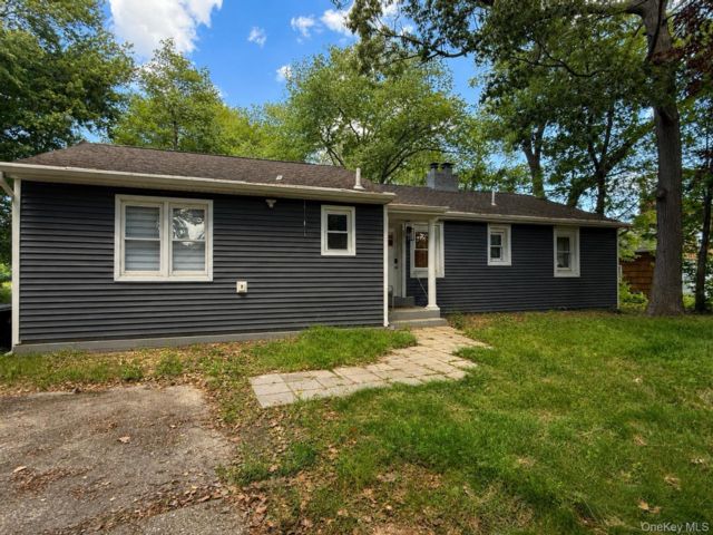  5 BR,  2.00 BTH &nbsp;Ranch style home in Middle Island