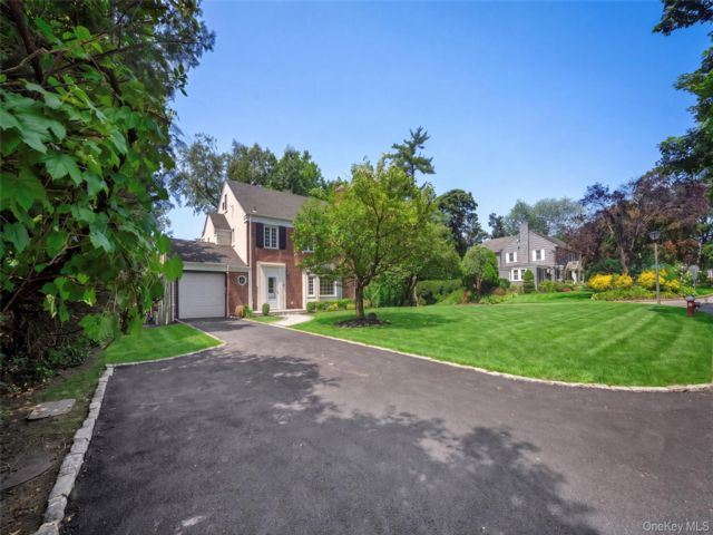  3 BR,  4.00 BTH &nbsp;Colonial style home in Great Neck