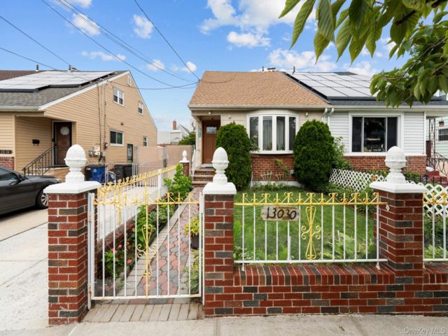  4 BR,  2.00 BTH &nbsp;Cape cod style home in Jamaica