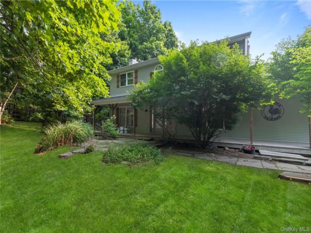  4 BR,  3.00 BTH &nbsp;Traditional style home in Pine Bush