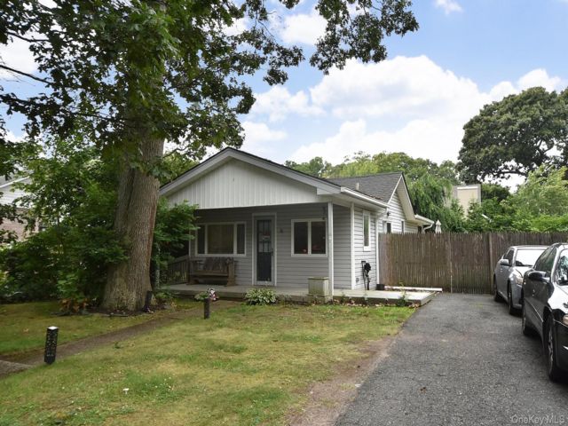  1 BR,  1.00 BTH &nbsp;Ranch style home in Ronkonkoma