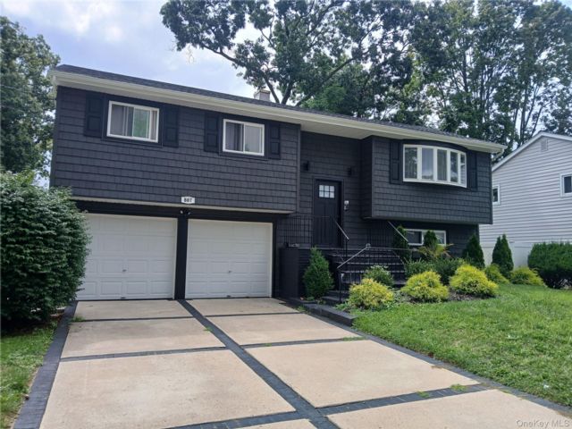  4 BR,  2.00 BTH &nbsp;Hi ranch style home in West Hempstead
