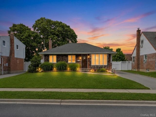  3 BR,  2.00 BTH &nbsp;Exp ranch style home in Farmingdale
