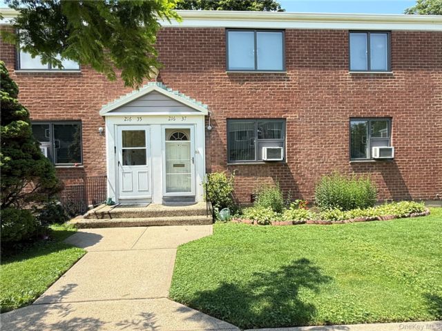  2 BR,  1.00 BTH &nbsp;Garden style home in Oakland Gardens