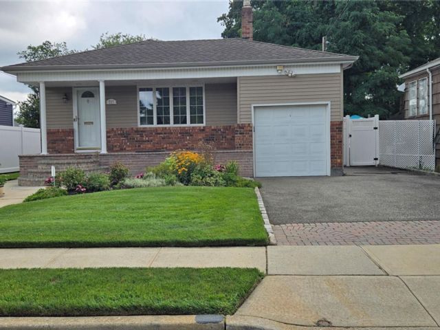  2 BR,  2.00 BTH &nbsp;Ranch style home in North Bellmore