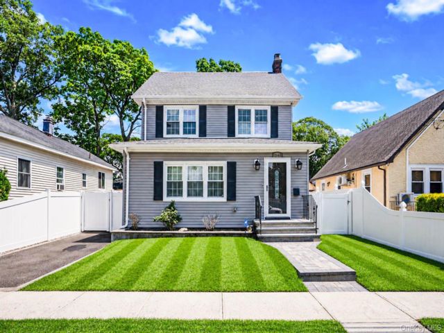  3 BR,  3.00 BTH &nbsp;Colonial style home in Rockville Centre