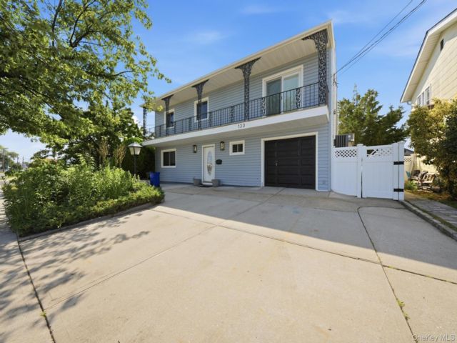  4 BR,  3.00 BTH &nbsp;Hi ranch style home in Freeport