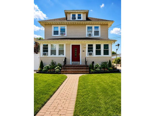  2 BR,  1.00 BTH &nbsp;Colonial style home in Patchogue