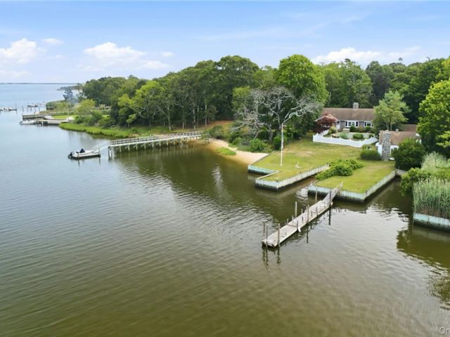  3 BR,  3.00 BTH &nbsp;Ranch style home in East Moriches