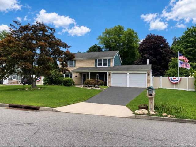  3 BR,  3.00 BTH &nbsp;Colonial style home in Stony Brook