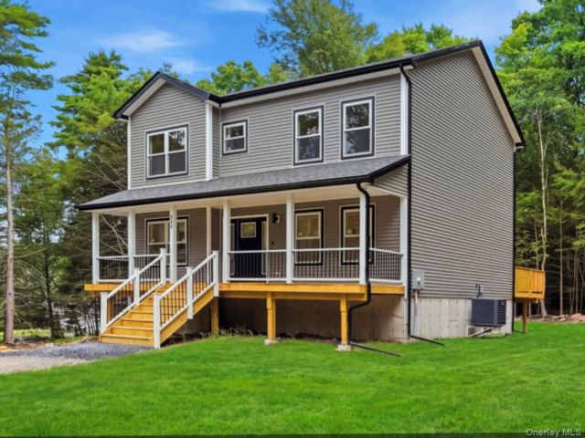  4 BR,  3.00 BTH &nbsp;Colonial style home in Sparrowbush