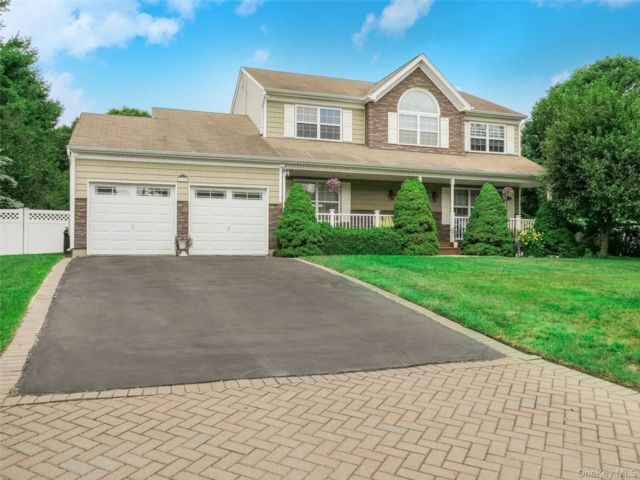  4 BR,  3.00 BTH &nbsp;Colonial style home in Brookhaven