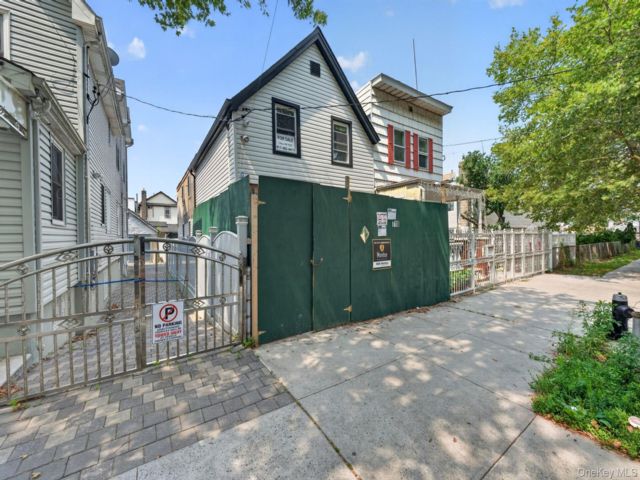  6 BR,  3.00 BTH &nbsp;House style home in Canarsie