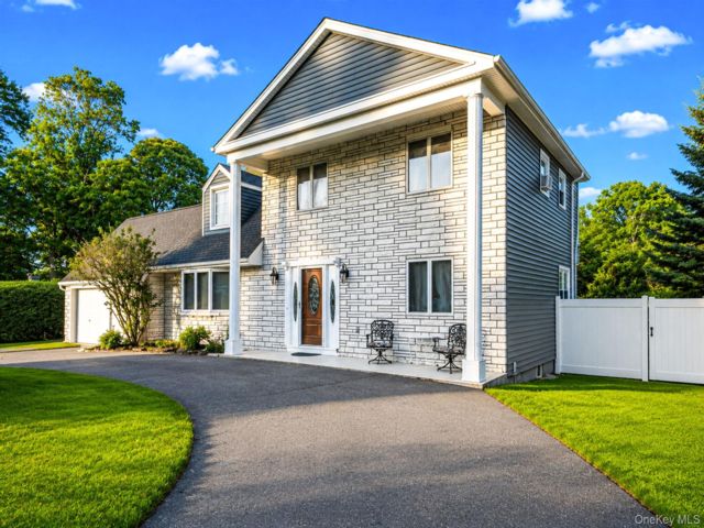  4 BR,  4.00 BTH &nbsp;Colonial style home in Farmingville