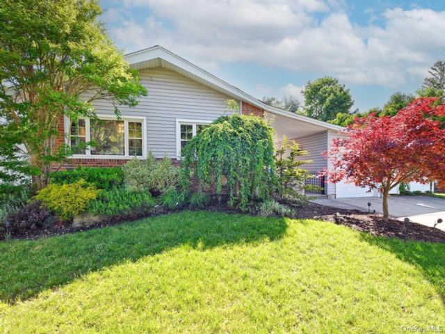  3 BR,  3.00 BTH &nbsp;Ranch style home in Plainview