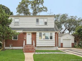  2 BR,  1.00 BTH &nbsp;Exp cape style home in Valley Stream