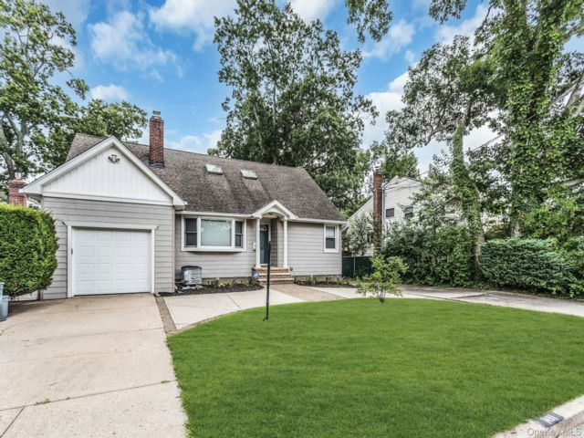  4 BR,  2.00 BTH &nbsp;Exp cape style home in Merrick