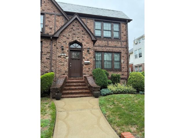  3 BR,  3.00 BTH &nbsp;Colonial style home in Flushing