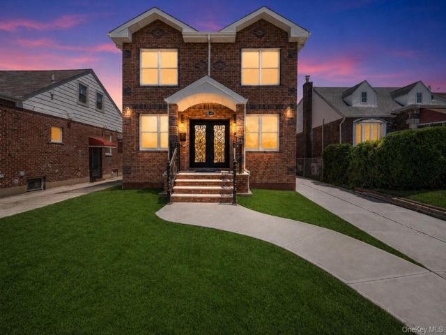  5 BR,  4.00 BTH &nbsp;Colonial style home in Glen Oaks
