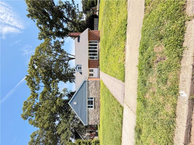  5 BR,  4.00 BTH &nbsp;Cape cod style home in Rockville Centre