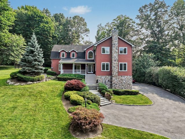  3 BR,  3.00 BTH &nbsp;Colonial style home in White Plains