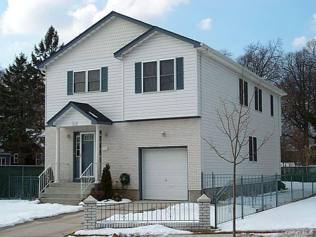  7 BR,  4.00 BTH &nbsp;Colonial style home in West Hempstead