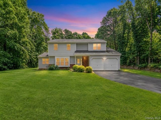  4 BR,  2.00 BTH &nbsp;Colonial style home in Ridge