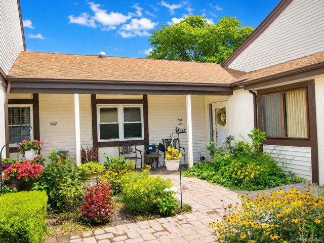  2 BR,  2.00 BTH &nbsp;Ranch style home in Saint James