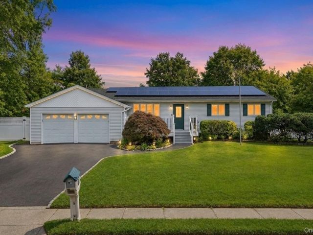  3 BR,  3.00 BTH &nbsp;Exp ranch style home in Bohemia