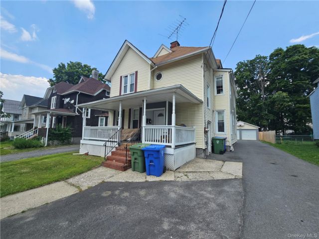  4 BR,  2.00 BTH &nbsp;Colonial style home in Middletown