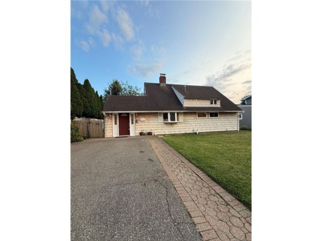  4 BR,  3.00 BTH &nbsp;Exp cape style home in Hicksville