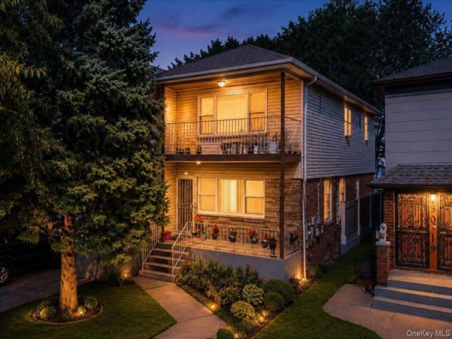  6 BR,  5.00 BTH &nbsp;A-frame style home in South Ozone Park