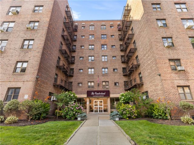  1 BR,  1.00 BTH &nbsp;Mid rise style home in Queens Village