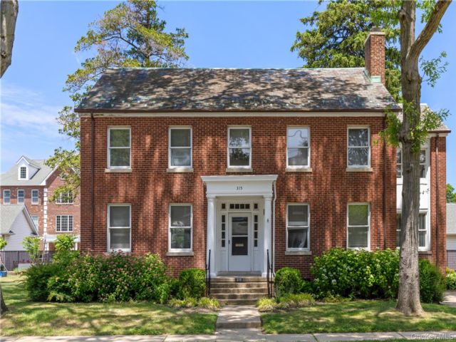  4 BR,  3.00 BTH &nbsp;Colonial style home in Garden City