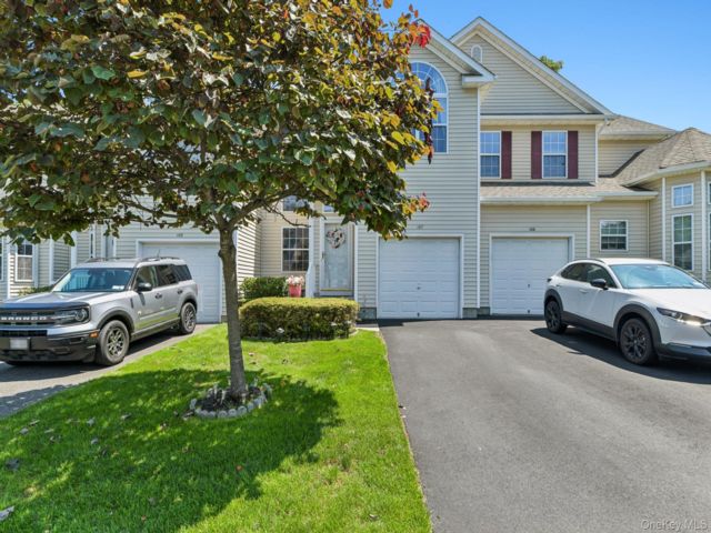  2 BR,  3.00 BTH &nbsp;Colonial style home in Medford