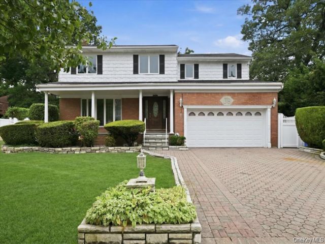  4 BR,  4.00 BTH &nbsp;Colonial style home in Oceanside